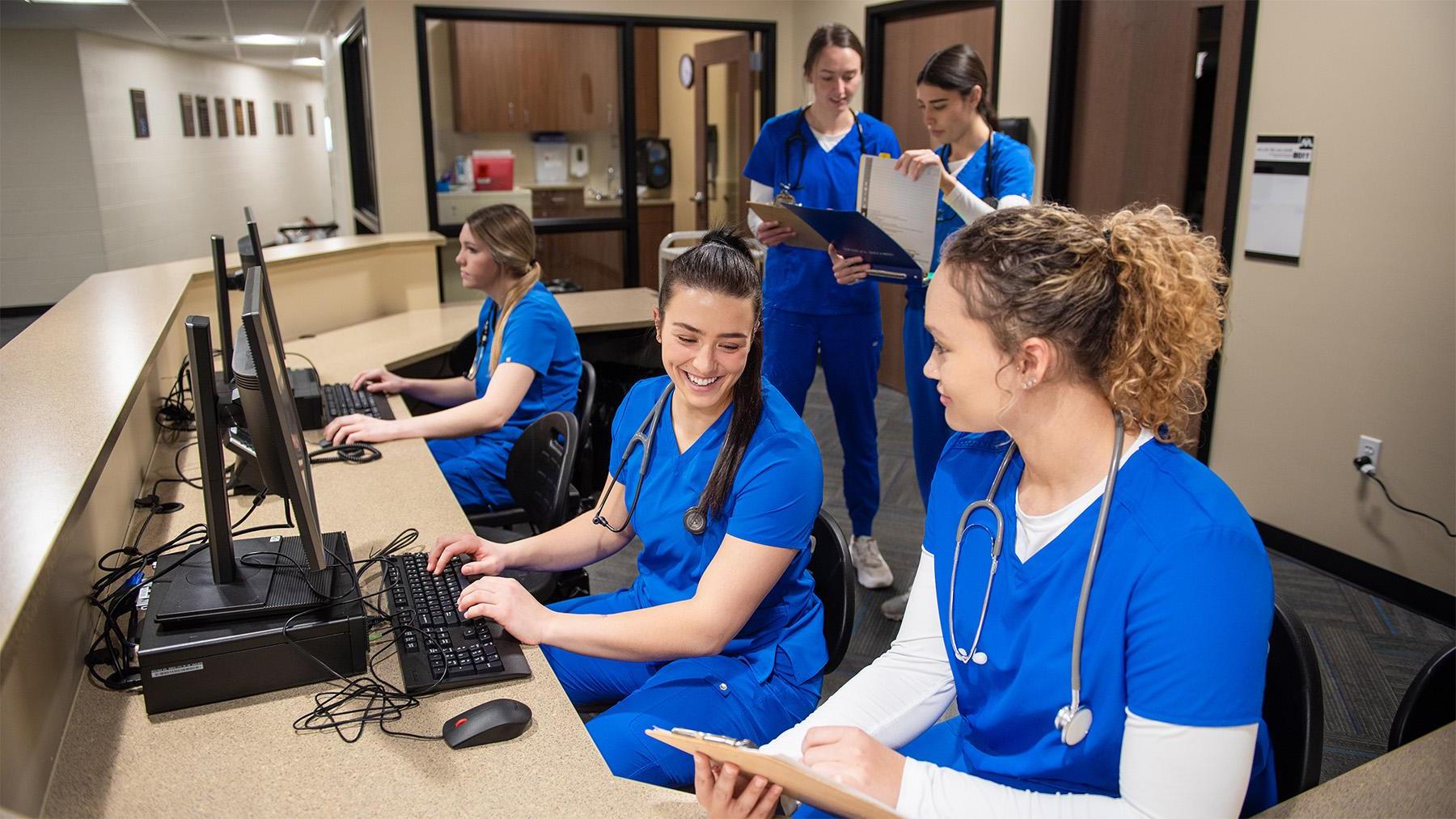 护理 students working in the sim labs